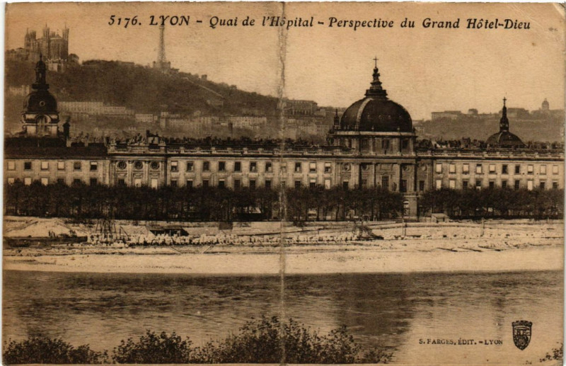 Carte postale ancienne Lyon Quai de l'Hopital-Perspective du Grand Hotel Dieu à Lyon