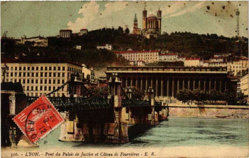 Carte postale ancienne Lyon Pont du Palais de Justice et Coteau de FOURVIEREs à Lyon