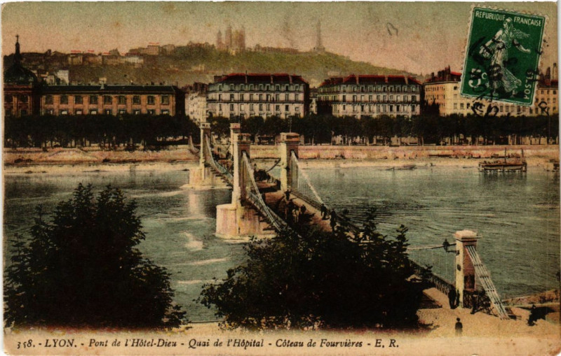Carte postale ancienne Lyon Pont de l'Hotel Dieu-Quai de l'Hopital à Lyon