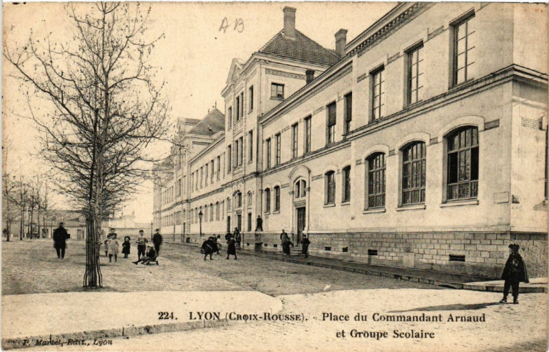 Carte postale ancienne Lyon Place du Commandant Arnaud et Groupe Scolaire à Lyon