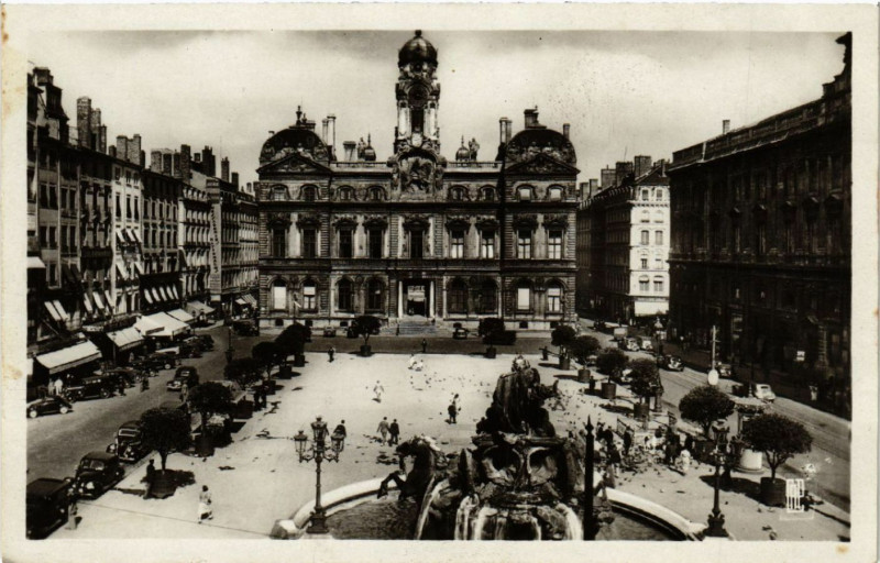 Carte postale ancienne Lyon Place des Terreaux-Hotel de Ville et Fontaine Bartholdi à Lyon