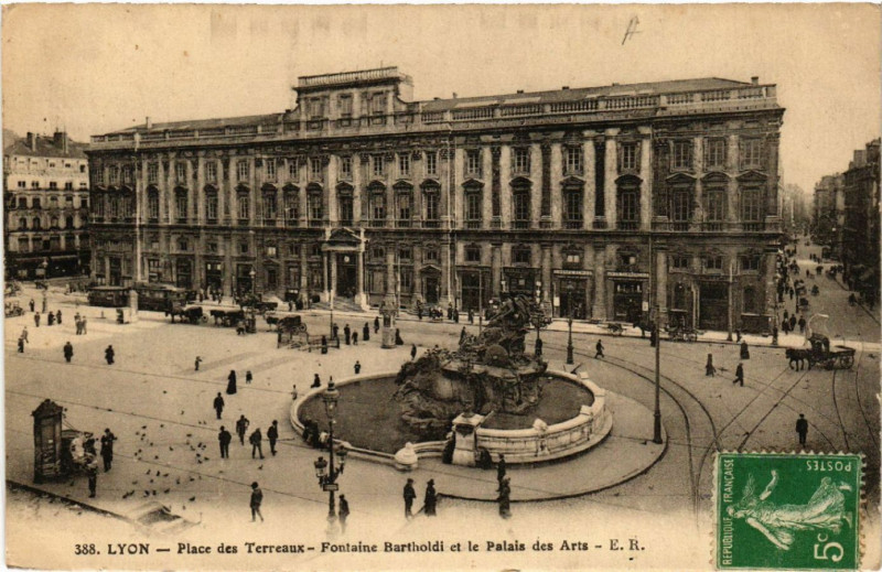 Carte postale ancienne Lyon Place des Terreaux-Fontaine Bertholdi-Palais des Arts à Lyon