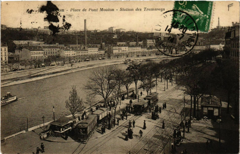 Carte postale ancienne Lyon Place de Pont Mouton-Station des Tramways à Lyon