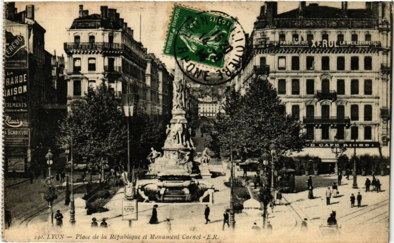 Carte postale ancienne Lyon Place de la Republique et Monument Carnot à Lyon