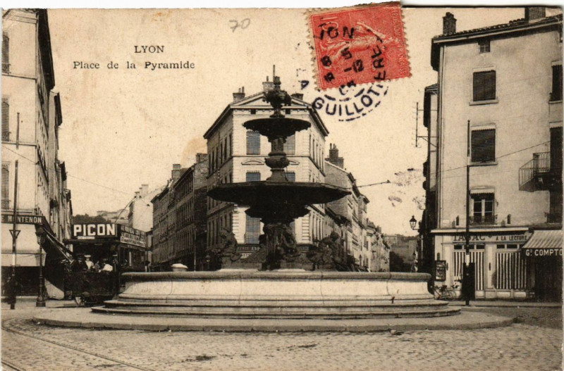 Carte postale ancienne Lyon Place de la Pyramide à Lyon