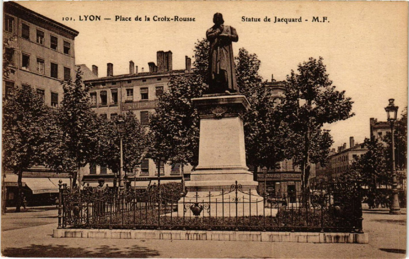 Carte postale ancienne Lyon Place de la Croix Rousse-Statue de Jacquard à Lyon