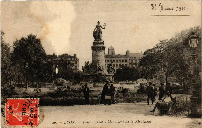 Carte postale ancienne Lyon Place Carnot. Monumentet de la Republique. à Lyon