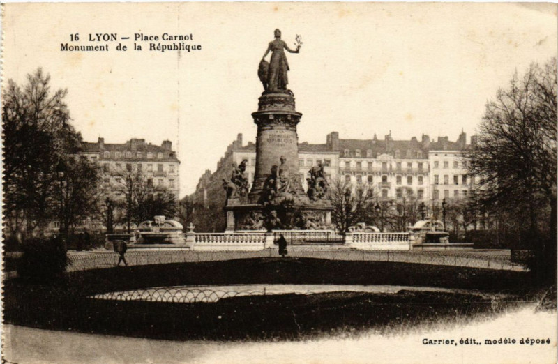 Carte postale ancienne Lyon Place Carnot. Monument de la Republique à Lyon