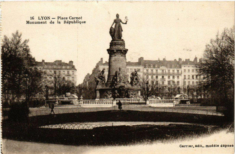 Carte postale ancienne Lyon Place Carnot. Monument de la Republique à Lyon