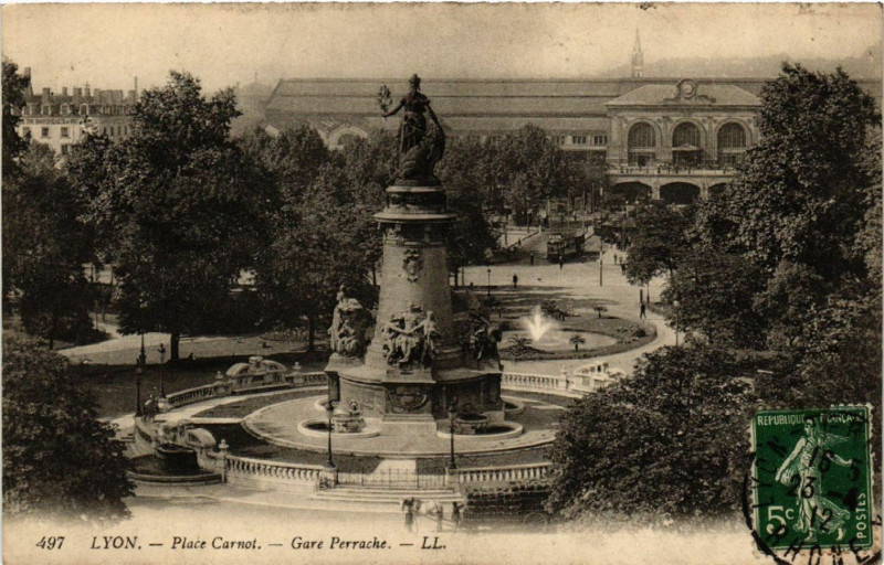 Carte postale ancienne Lyon Place Carnot. Gare Perrache. à Lyon