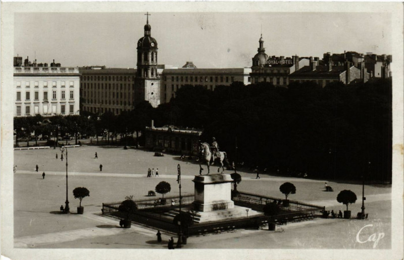 Carte postale ancienne Lyon Place Bellecour et nouvel Hotel des Postes à Lyon
