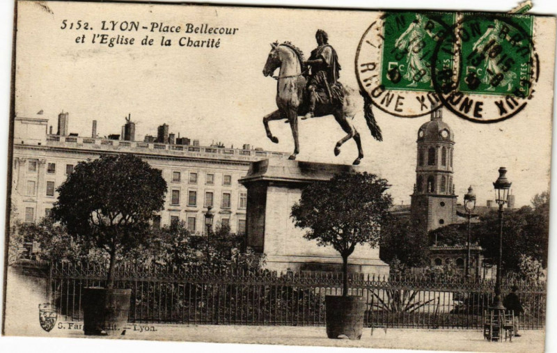 Carte postale ancienne Lyon Place Bellecour et l'Eglise de la Charite à Lyon