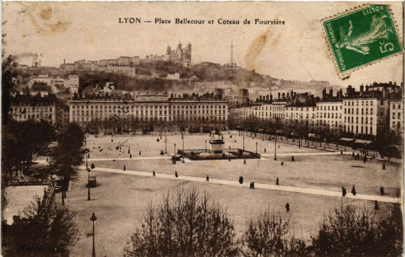 Carte postale ancienne Lyon Place Bellecour et Coteau de Fourviere à Lyon
