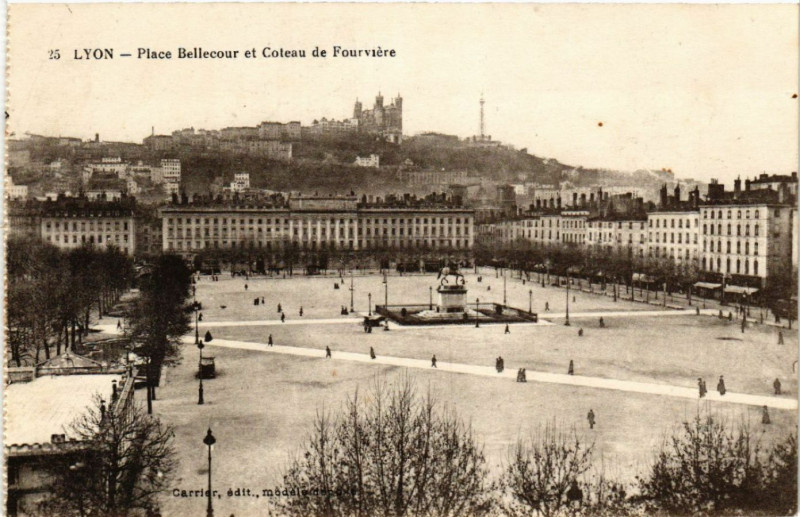 Carte postale ancienne Lyon Place Bellecour et Coteau de Fourviere à Lyon