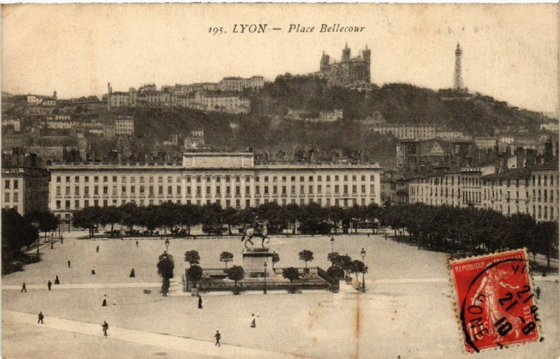 Carte postale ancienne Lyon Place Bellecour à Lyon