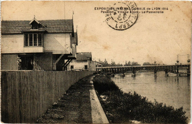 Carte postale ancienne Lyon Pavillon-Village Alpin-La Passerelle à Lyon