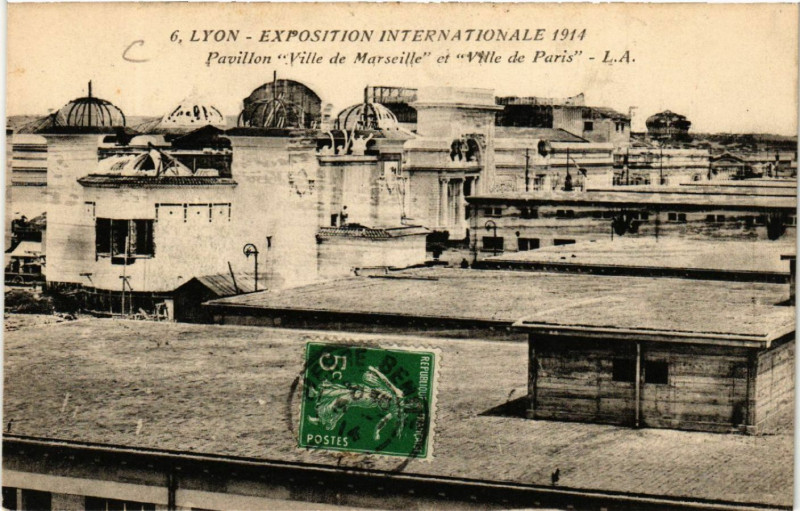Carte postale ancienne Lyon Pavillon â€žVille de Marseilleâ€� et â€žVille de Parisâ€� à Lyon