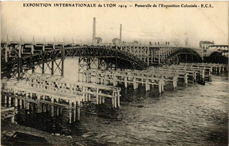 Carte postale ancienne Lyon Passerelle de l'Exposition Coloniale à Lyon