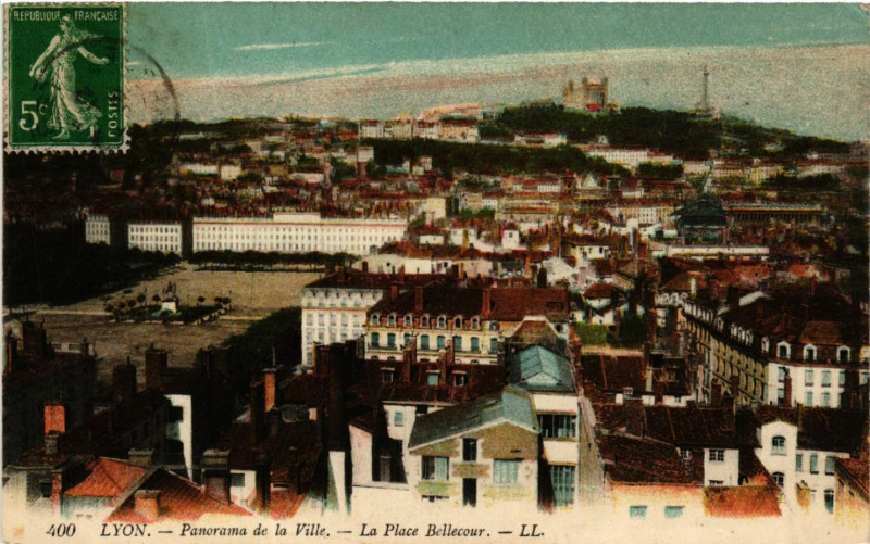 Carte postale ancienne Lyon Panorama de la Ville.La Place Bellecour à Lyon