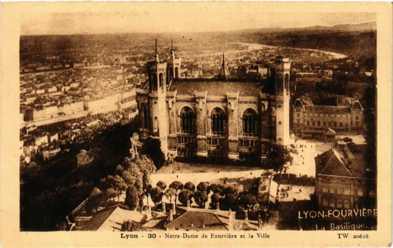 Carte postale ancienne Lyon Notre Dame de Fourviere et la Ville à Lyon