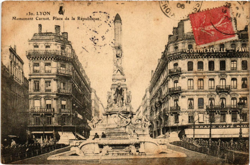 Carte postale ancienne Lyon Monument Carnot. Place de la Republique. à Lyon