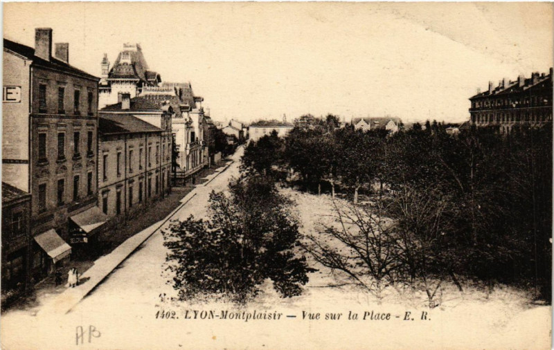 Carte postale ancienne Lyon Monplaisir-Vue sur la Place à Lyon