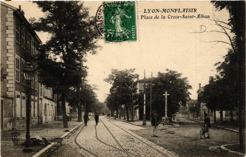 Carte postale ancienne Lyon Monplaisir-Place de la Croix St-Alban à Lyon