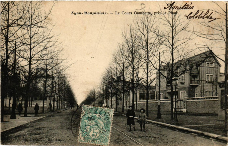 Carte postale ancienne Lyon Monplaisir-Le Cours Gambetta pres la Place à Lyon