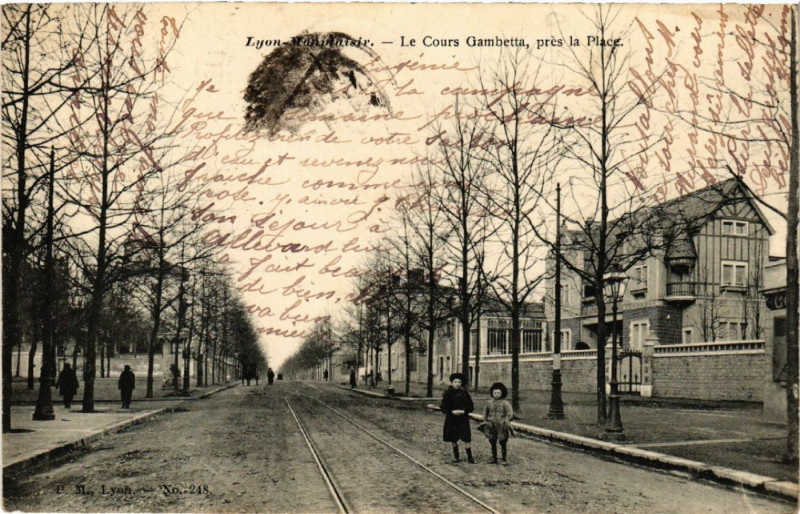 Carte postale ancienne Lyon Monplaisir-Le Cours Gambetta pres la Place à Lyon