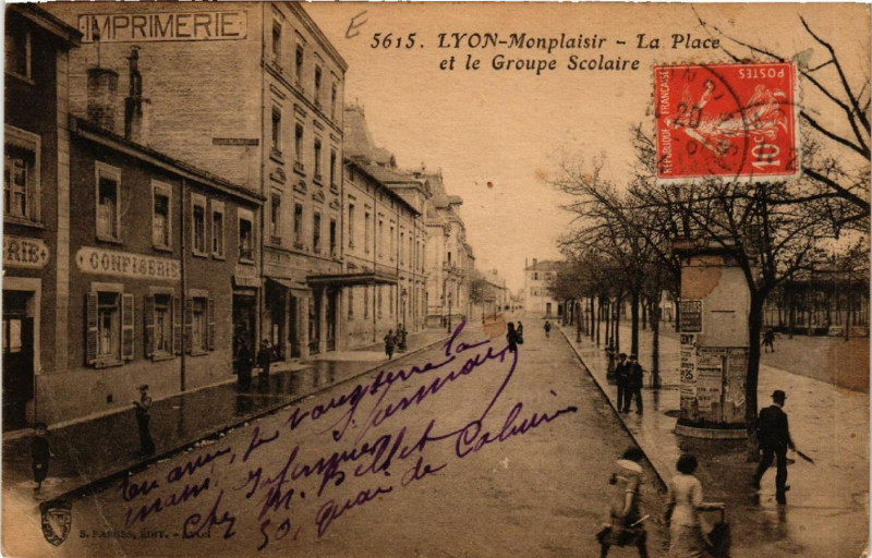 Carte postale ancienne Lyon Monplaisir-La Place et le Groupe Scolaire à Lyon