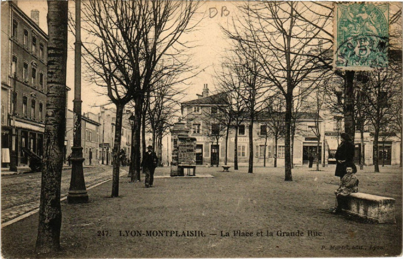 Carte postale ancienne Lyon Monplaisir-La Place et la Grande Rue à Lyon