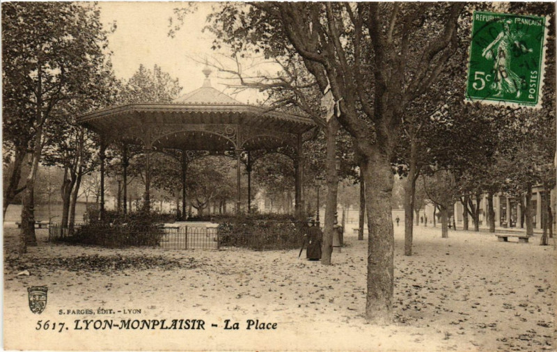 Carte postale ancienne Lyon Monplaisir-La Place à Lyon