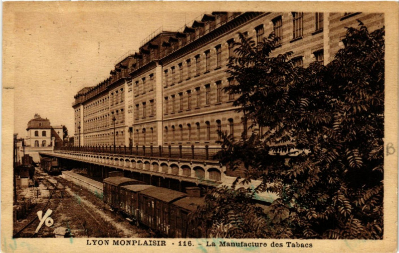 Carte postale ancienne Lyon Monplaisir-La Manufacture des Tabacs à Lyon