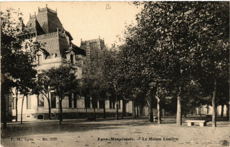 Carte postale ancienne Lyon Monplaisir-La Maison Lumiere à Lyon