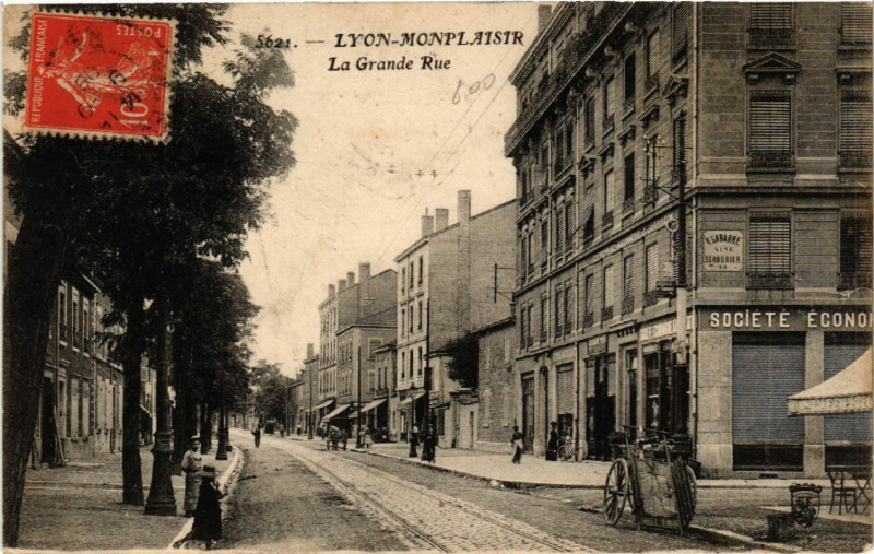 Carte postale ancienne Lyon Monplaisir-La Grande Rue à Lyon