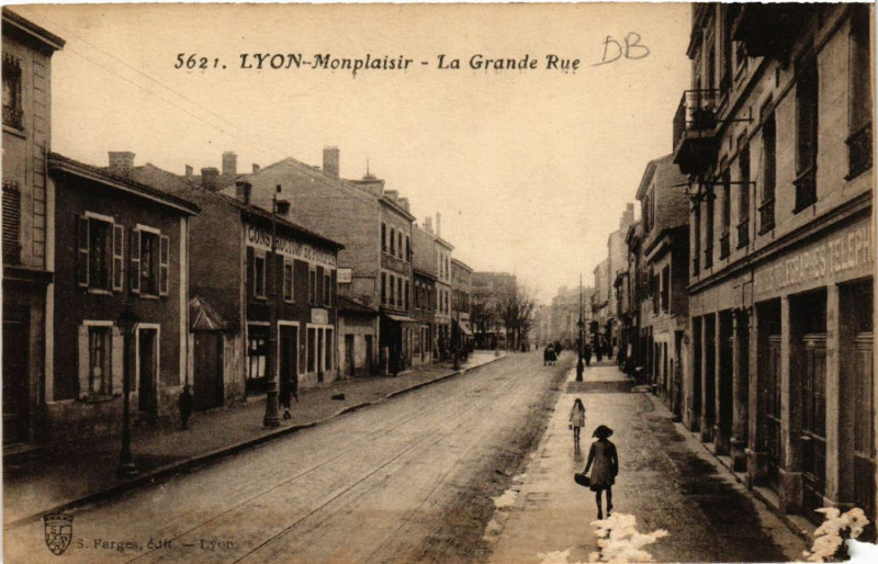 Carte postale ancienne Lyon Monplaisir-La Grande Rue à Lyon