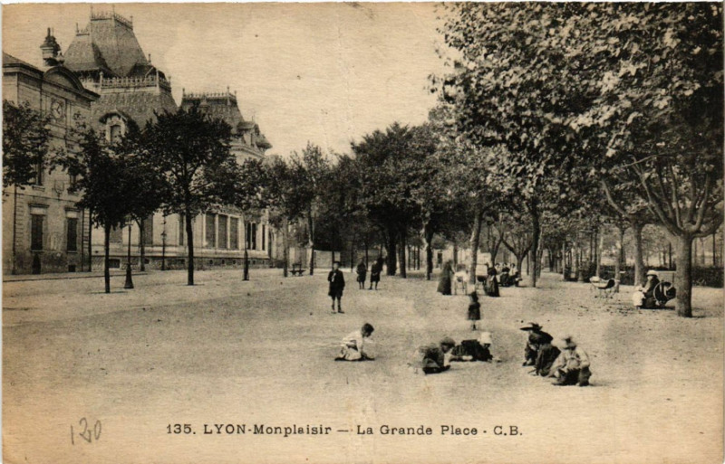 Carte postale ancienne Lyon Monplaisir-La Grande Place à Lyon