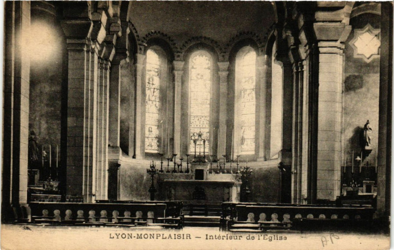 Carte postale ancienne Lyon Monplaisir-Interieur de l'Eglise à Lyon
