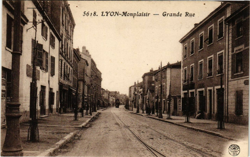Carte postale ancienne Lyon Monplaisir-Grande Rue à Lyon