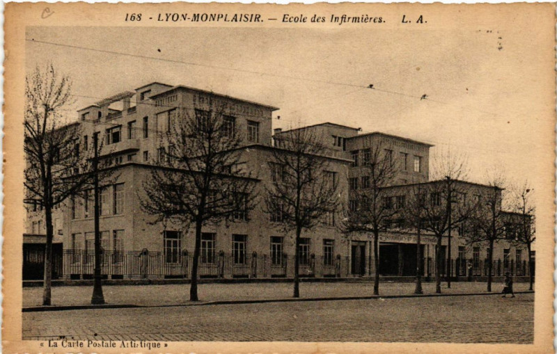 Carte postale ancienne Lyon Monplaisir-Ecole des Infirmieres à Lyon