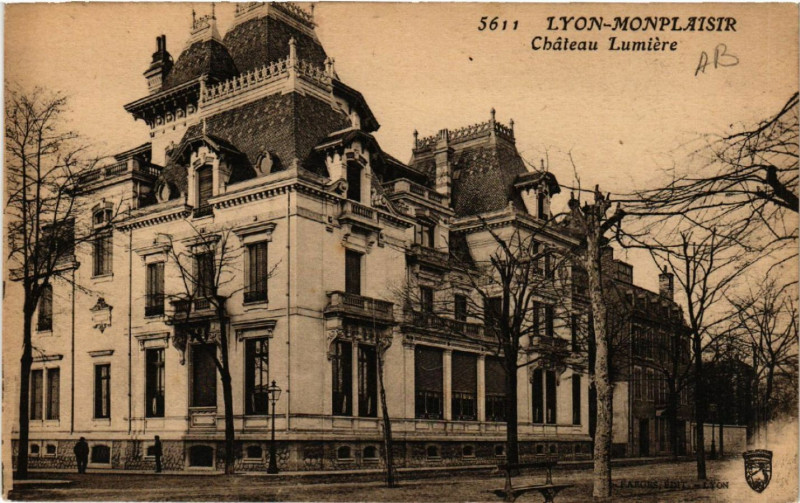 Carte postale ancienne Lyon Monplaisir-Chateau Lumiere à Lyon