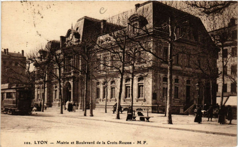 Carte postale ancienne Lyon Mairie et Boulevard de la Croix Rousse à Lyon