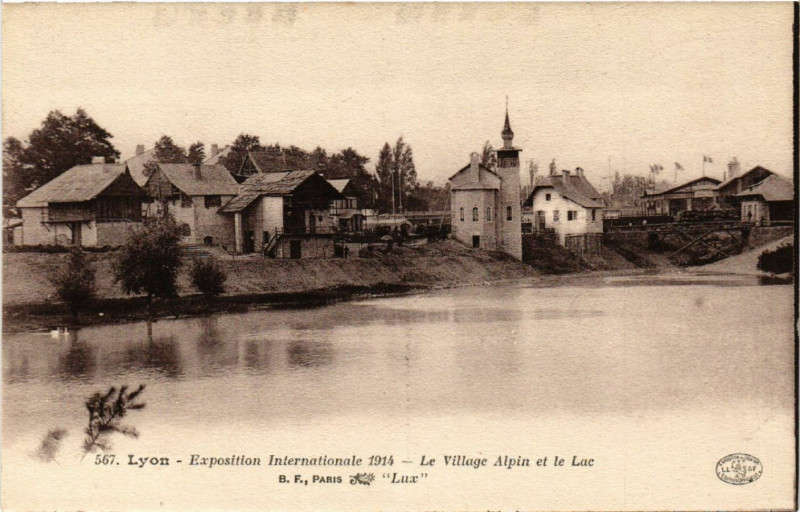 Carte postale ancienne Lyon Le Village Alpin et le Lac à Lyon