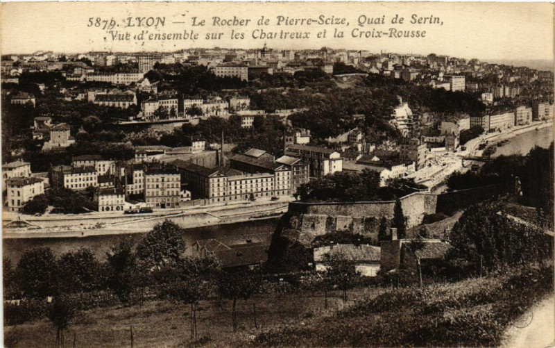 Carte postale ancienne Lyon Le Rocher de Pierre Scize.Quai de Serin à Lyon