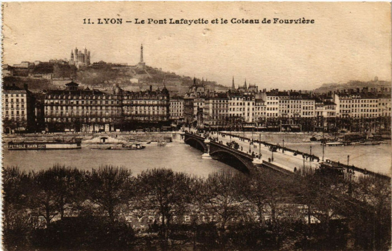 Carte postale ancienne Lyon Le Pont Lafayette et le Coteau de Fourviere à Lyon
