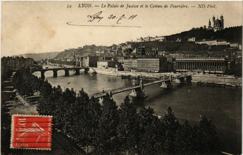 Carte postale ancienne Lyon Le Palais de Justice et le Coteau de Fourviere à Lyon