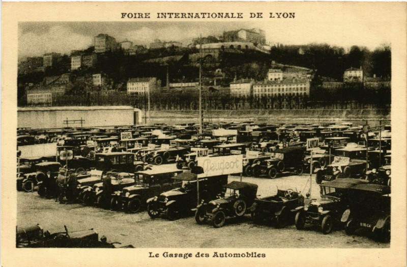 Carte postale ancienne Lyon Le Garage des Automobiles à Lyon
