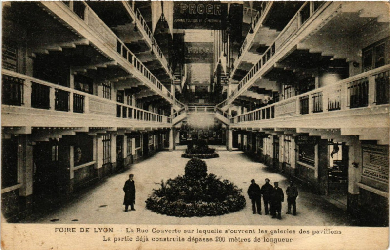 Carte postale ancienne Lyon La Rue Couverte sur laquelle s'ouvrent les galeries à Lyon
