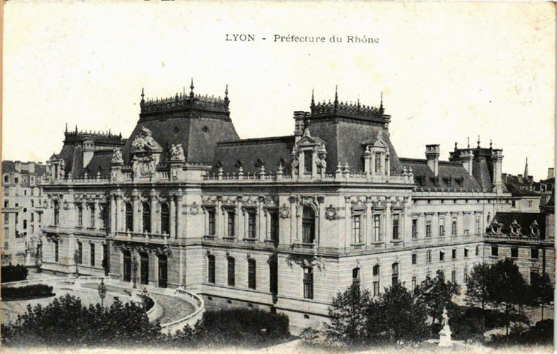 Carte postale ancienne Lyon La Prefecture du Rhone à Lyon