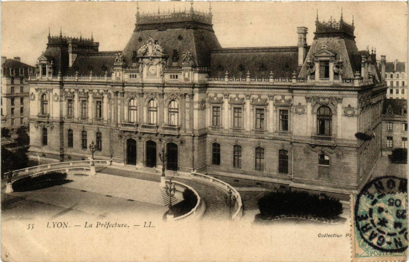 Carte postale ancienne Lyon La Prefecture à Lyon